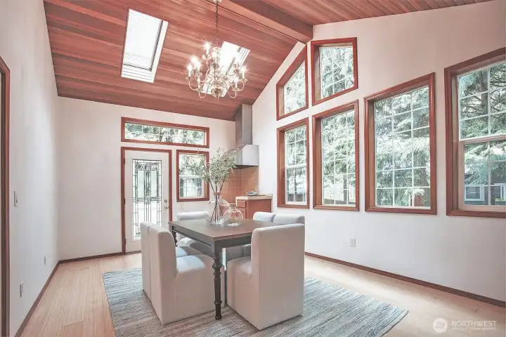 Entertainment sized room with balcony
