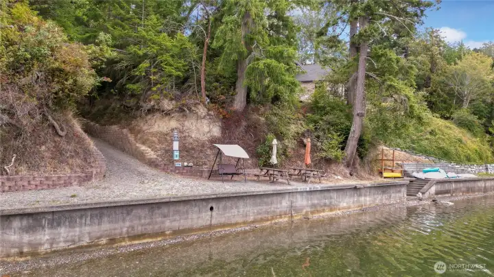 With a covererd bench swing, picnic tables, and easy canoe or kayak launch, the community beach is an awesome amenity this home has.
