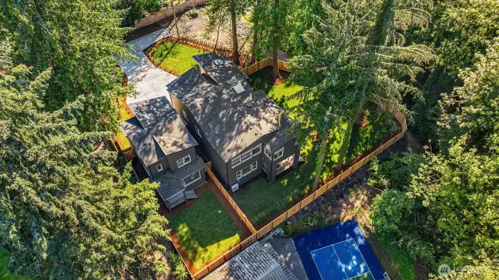 Photos of previously staged hom.