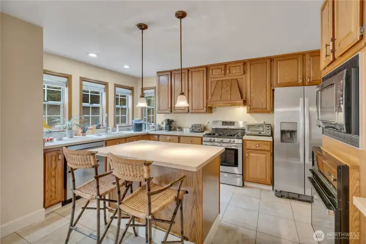 Island kitchen with excellent layout, perfect for preparing meals with ease and entertaining.