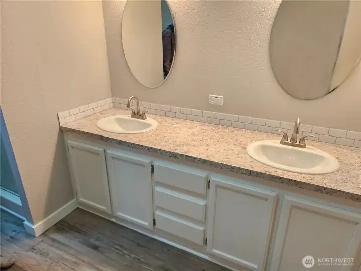 Dual vanity sinks in mstr bedroom bath