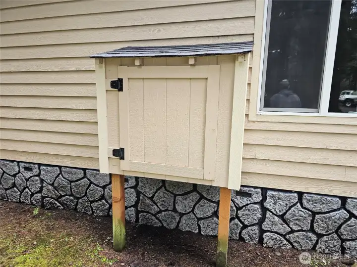 Exterior entry woodbox