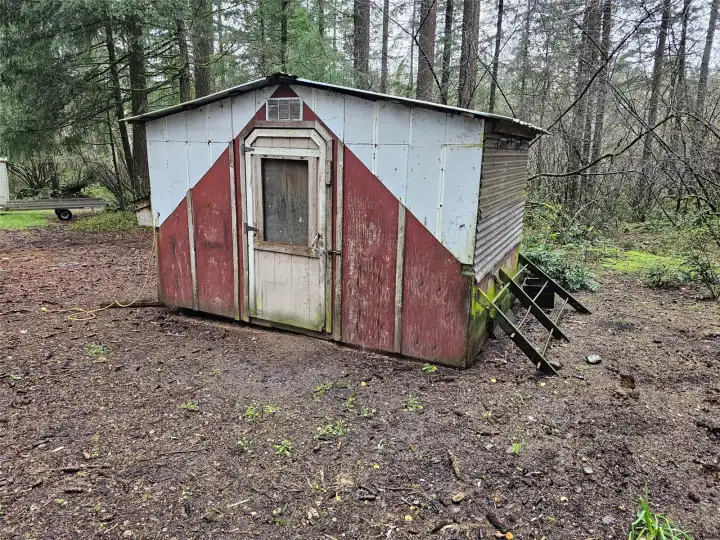 Chicken roosting and egg gathering hut