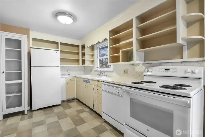 Kitchen w/lots of cabinetry & pantry cupboard