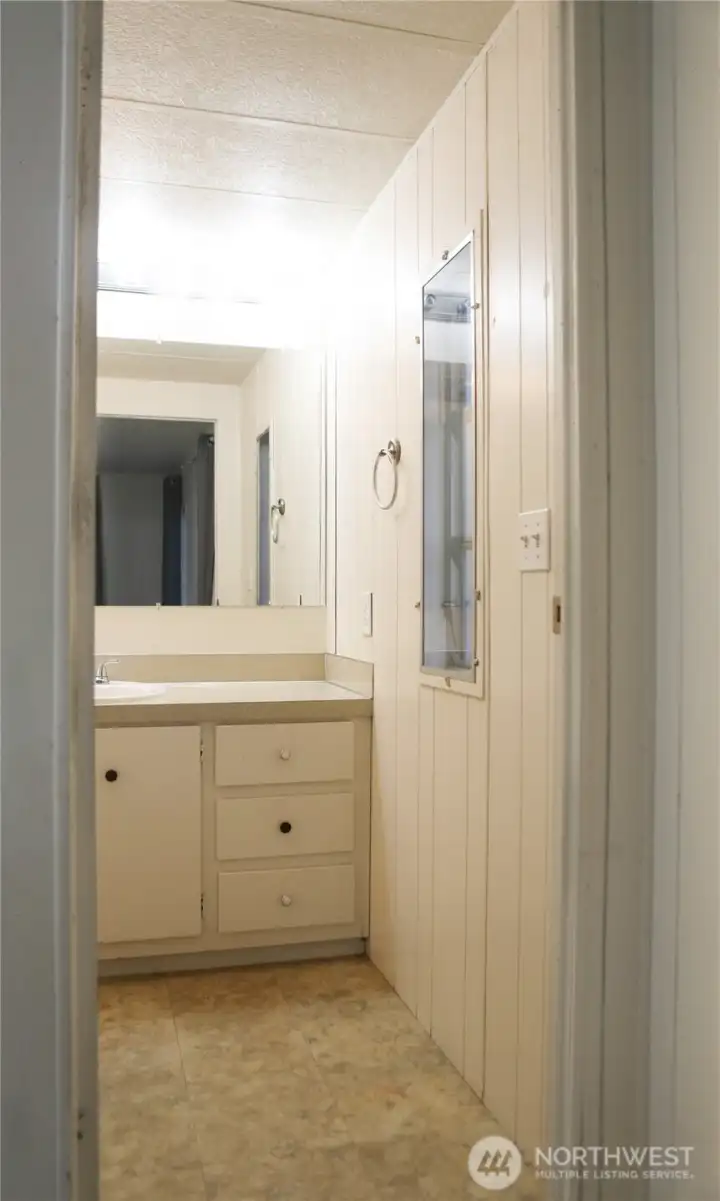 Ensuite full bathroom.