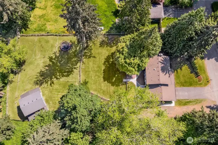 level property with state of the art 3stall barn