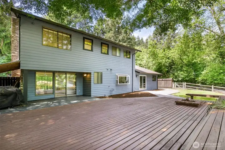 Entetainment deck with banch and fire-pit