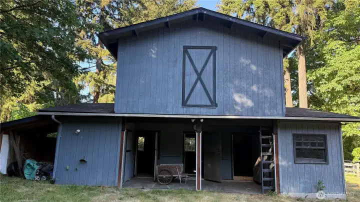 Excellent 3 stall barn