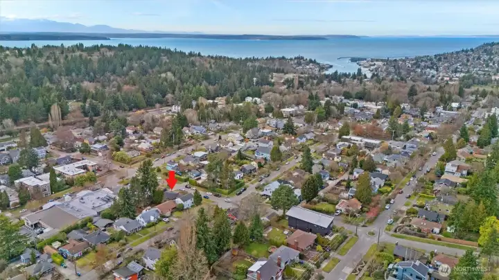 Cozy up to your new Magnolia gem, nearby Discovery Park, the Village, a self-contained neighborhood that offers more to explore!