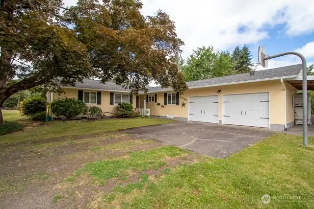 1015 W Fifth Street Centralia WA 98531   Large Living home with one-of-a-kind features! Second Generation owner, and never before listed home!  Call this Yours!