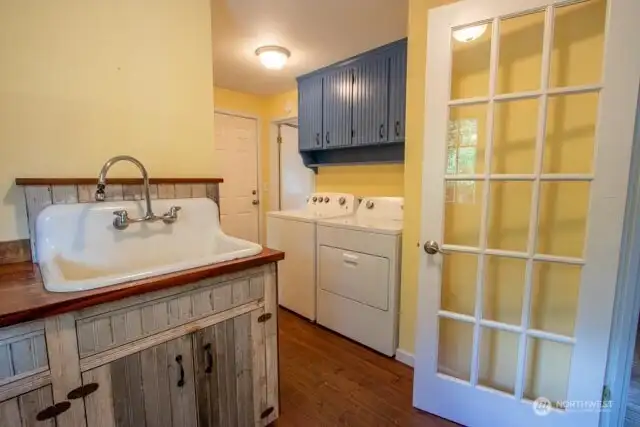 large laundry room to 3/4 bath
