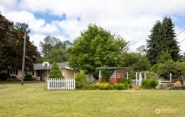 Entry garden to property