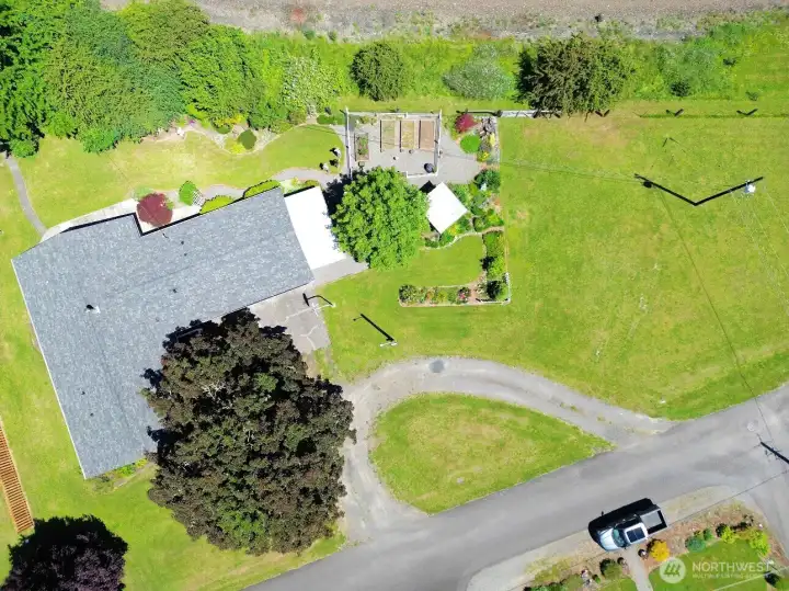 Round about driveway and plenty of parking!