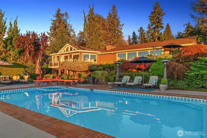 Golden-hour glow over the pool and gardens — a stunning backdrop for evening entertaining. Golden-hour glow over the pool and gardens — a stunning backdrop for evening entertaining.