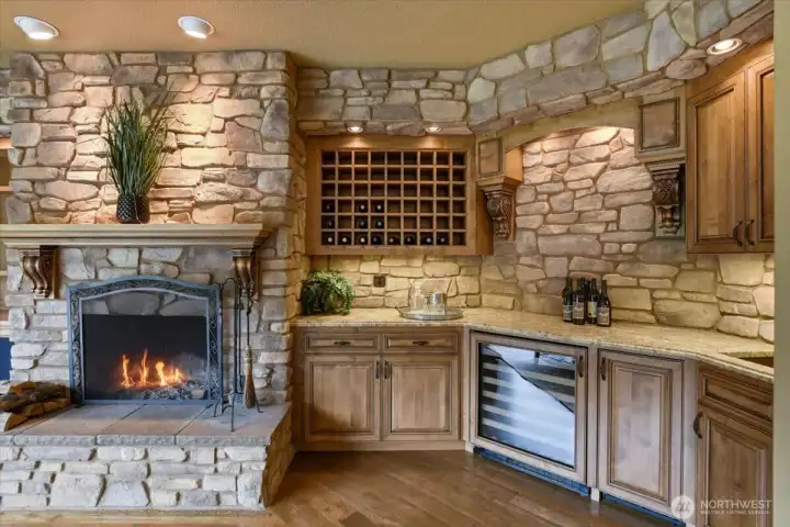 Lodge-style family room, wetbar, wine storgae, granite, built-in shelves, hardwood floors, fireplace Lodge-style family room, wetbar, wine storgae, granite, built-in shelves, hardwood floors, fireplace