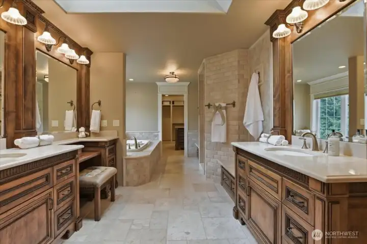 Owners' suite ensuite bathroom, tile, granite, separate vanities, custom woodwork, soaking tub, walk-in tile shower, 2 walk-in closets Owners' suite ensuite bathroom, tile, granite, separate vanities, custom woodwork, soaking tub, walk-in tile shower, 2 walk-in closets