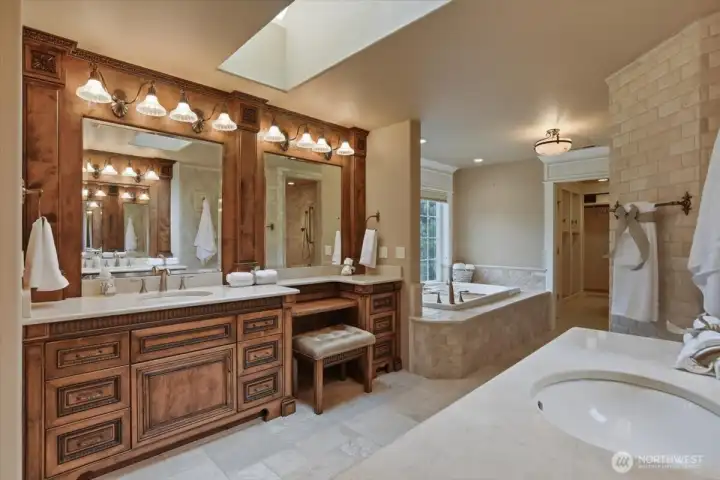 Owners' suite ensuite bathroom, tile, granite, separate vanities, custom woodwork, soaking tub, walk-in tile shower, 2 walk-in closets Owners' suite ensuite bathroom, tile, granite, separate vanities, custom woodwork, soaking tub, walk-in tile shower, 2 walk-in closets