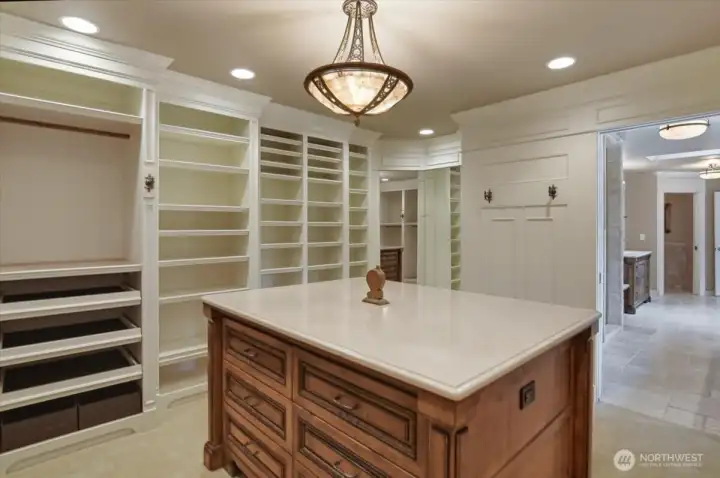 Walk-in closet, granite, carpet, ensuite to owners' suite Walk-in closet, granite, carpet, ensuite to owners' suite