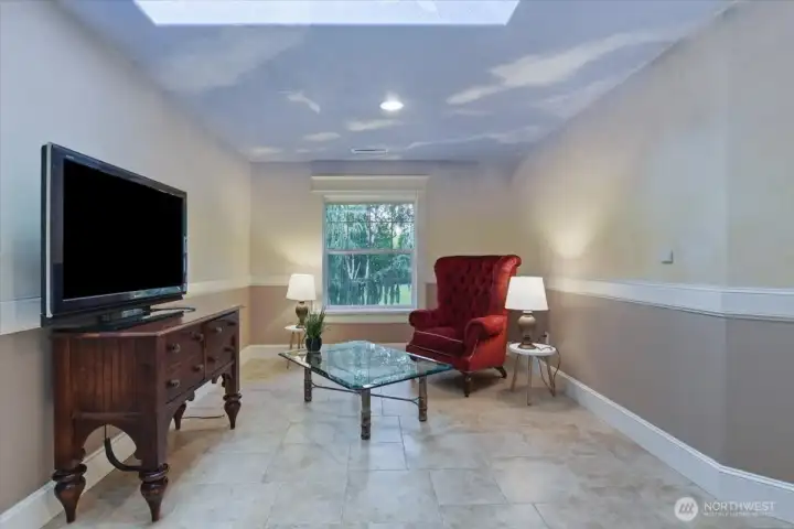 Rec room, tile, skylights, 2 closets Rec room, tile, skylights, 2 closets
