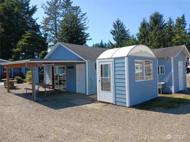 Fish and clam cleaning station (with dome roof).