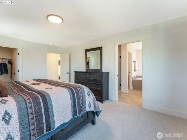 Bedroom - Owner's Suite - Walk-In Closet