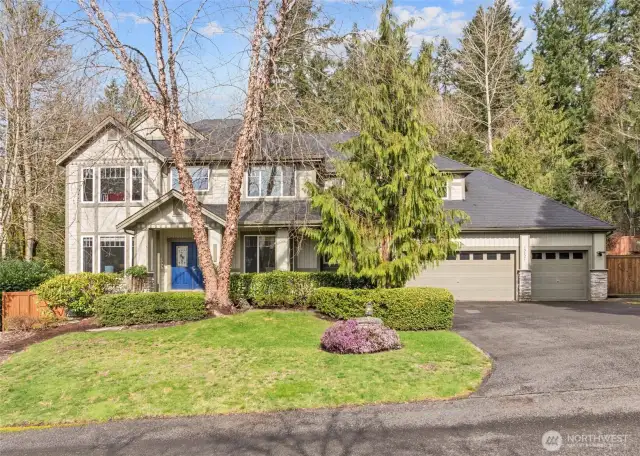 Welcome home to Fallbrooke Lake of the Woods East.