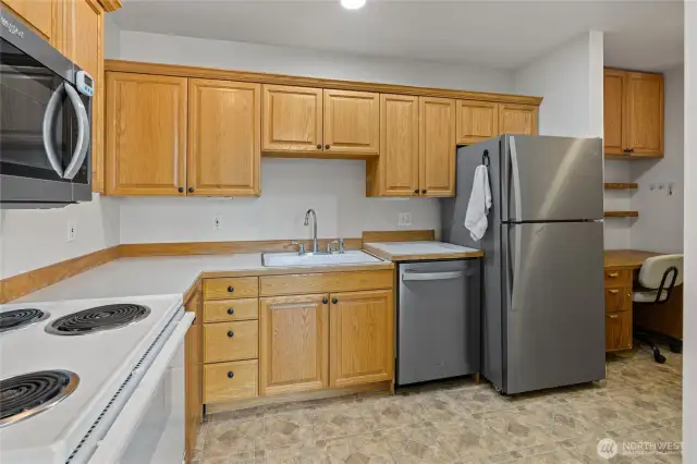 Full sized kitchen with office nook!