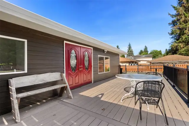 Expansive deck