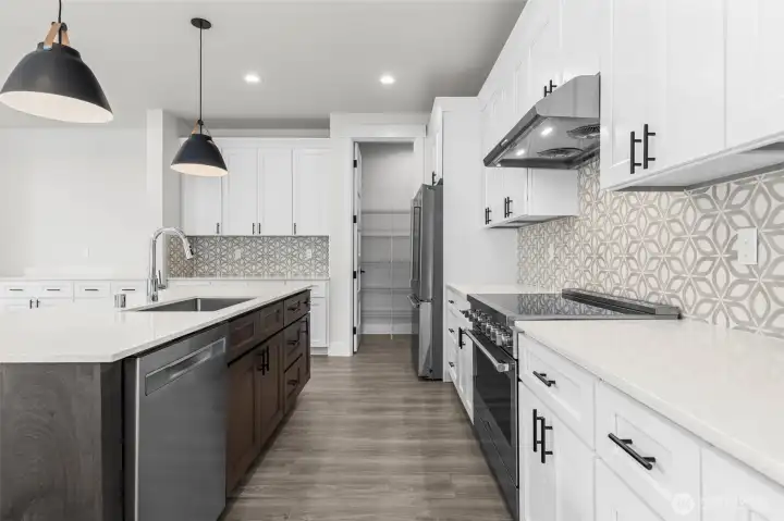 Full Tile Backslash & Quartz Counters