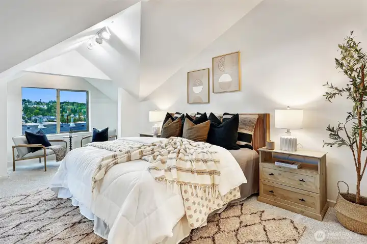 3rd floor Penthouse suite. Enjoy sunsets, canal and territorial views from your reading nook