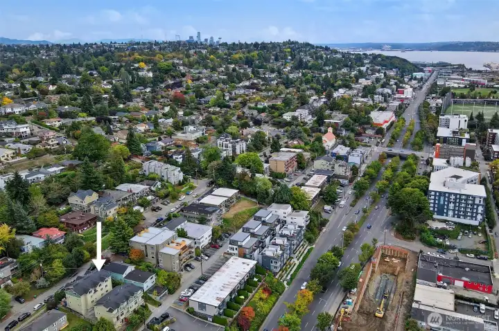 Easy commutes to downtown and SLU. Rapid ride D line 2 minutes walk from the home