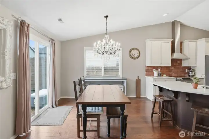 Dinging room and eat bar