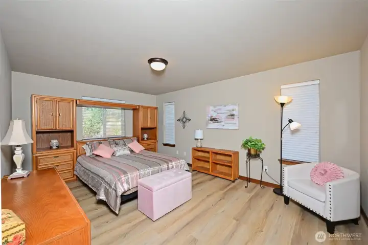 Primary suite on the main floor with 5-piece bath and a large walk-in closet.