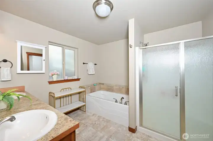 Primary 5-piece bath.