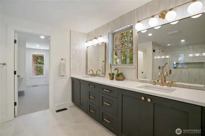 Huge primary bath w/heated tile floors and beautiful tile backsplash