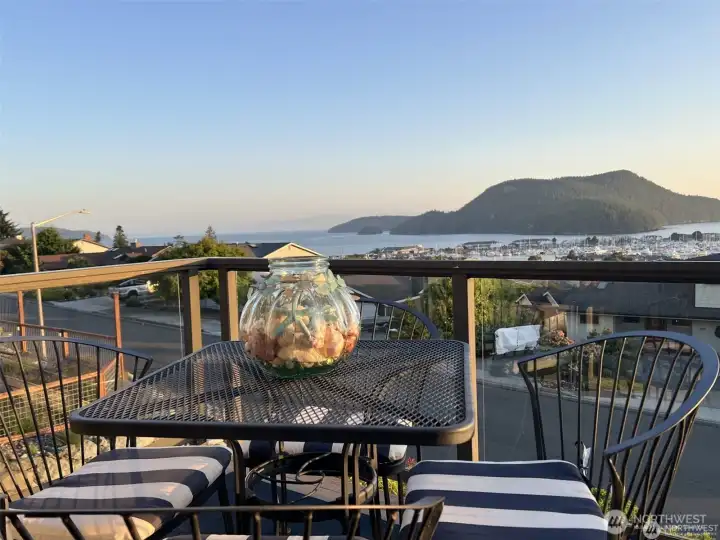 Looking southwest...The Olympics really pop without the haze...