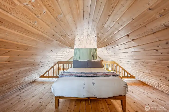 Loft Bedroom with Queen Size Bed