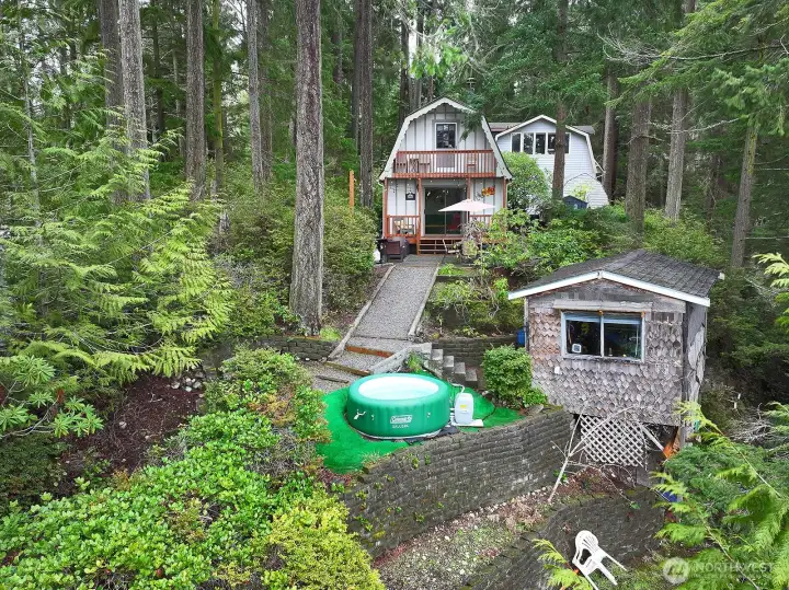 Hot tub for relaxing after a day of lake activities. (swimming, fishing, kayaking, rowing)