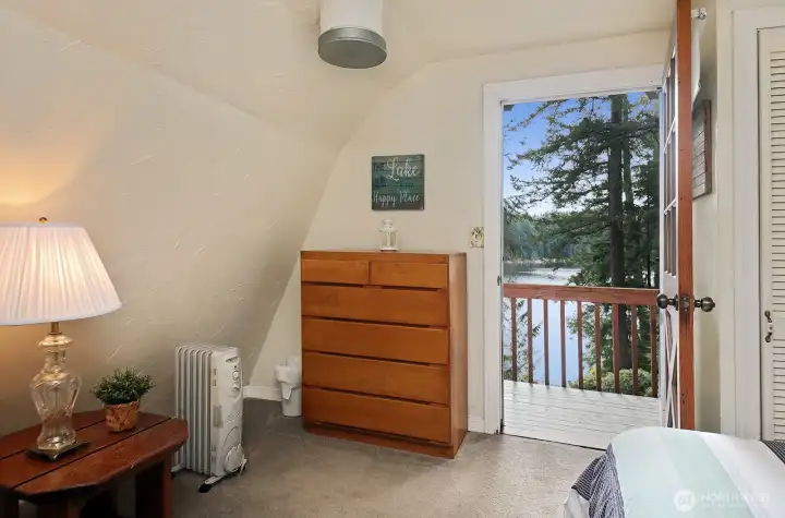 Cabin - Upstairs with balcony and view.