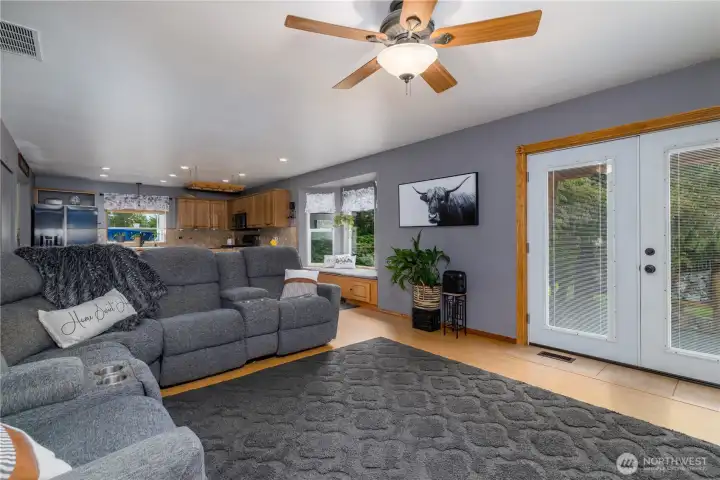 Family room to breakfast nook