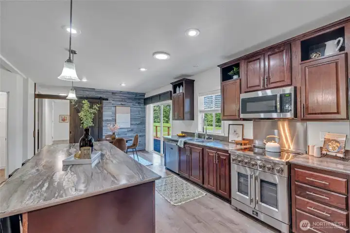 Eat-in kitchen with dining area