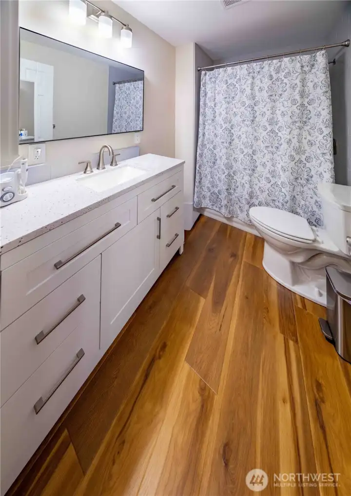 Prinary bath room with soaking tub