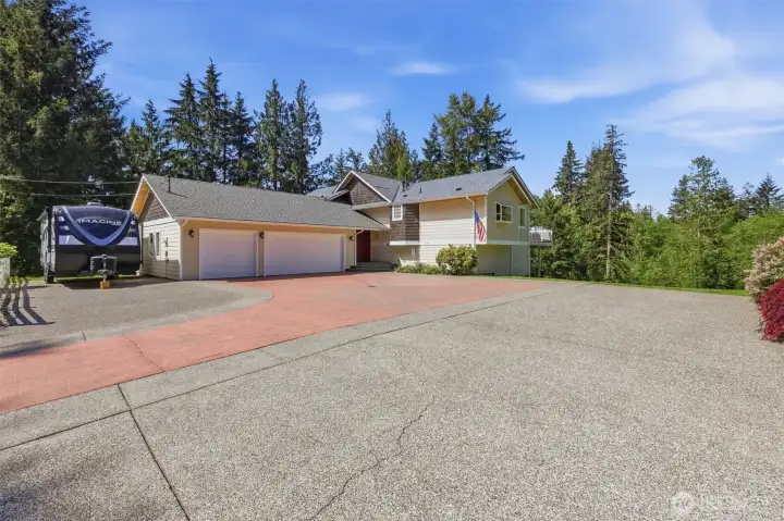 Wow, driveway for days!