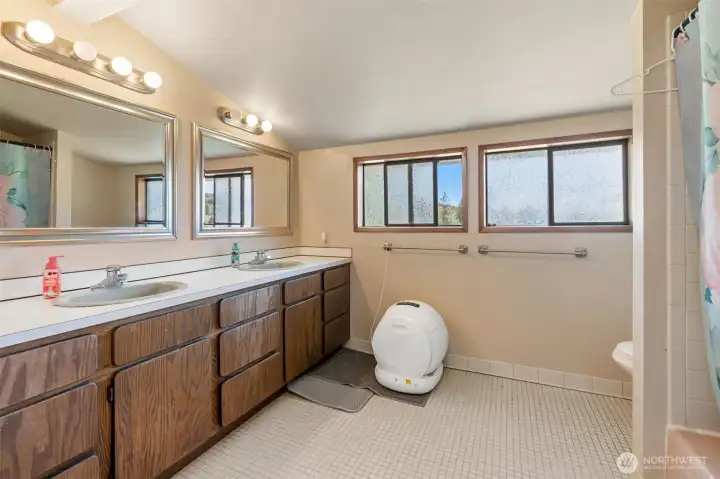Full bathroom on upper level Full bathroom on upper level