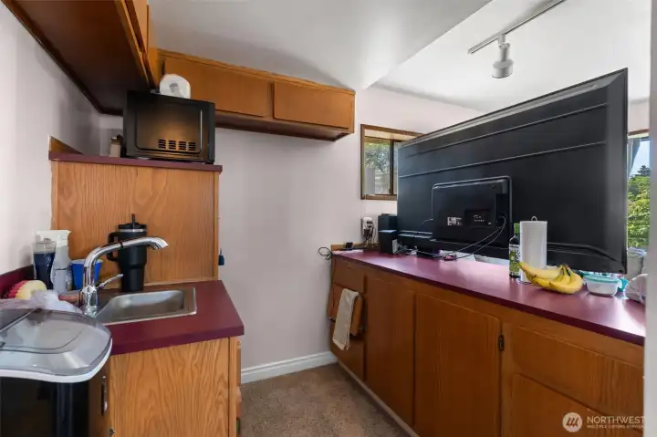 Wet bar/kitchenette Wet bar/kitchenette