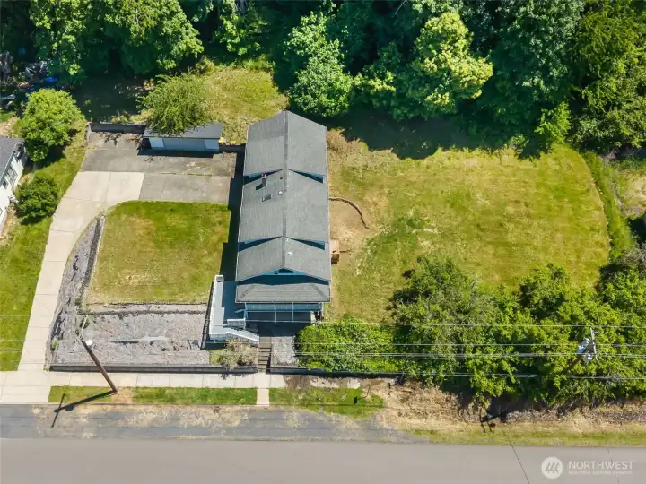 Look at all that yard space! Look at all that yard space!