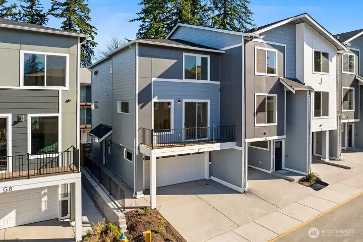 Photographs are for illustrative purposes only. Features, finishes, interior/exterior colors, landscaping and floorplan shown may vary from actual homes built