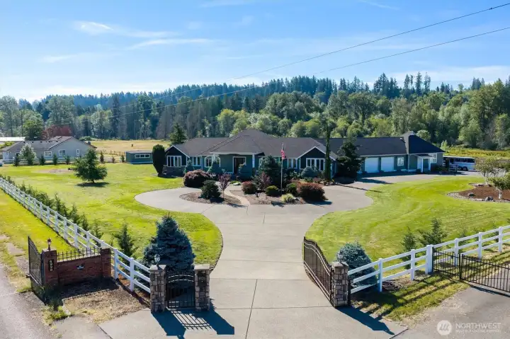 Best of both worlds a Luxury Home and a place for your Animals. What ever your choice horses, llamas, you all will be happy with this Dream Property!