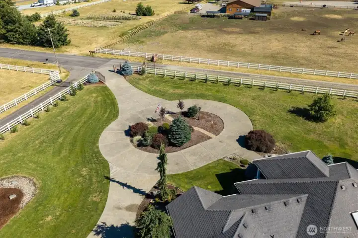 Large Circle Drive is great for access!