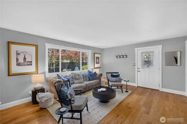 Living room with entrance from driveway